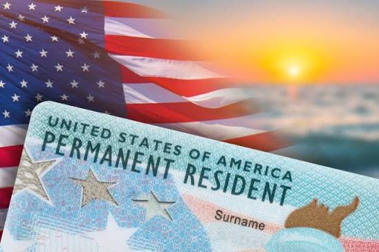 Green Card diante da bandeira dos Estados Unidos